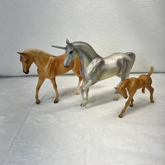 Breyer Freedom Series Set Palomino/Foal & Breyer Reeves Sarafina Unicorn Glitter - Picture 1 of 13